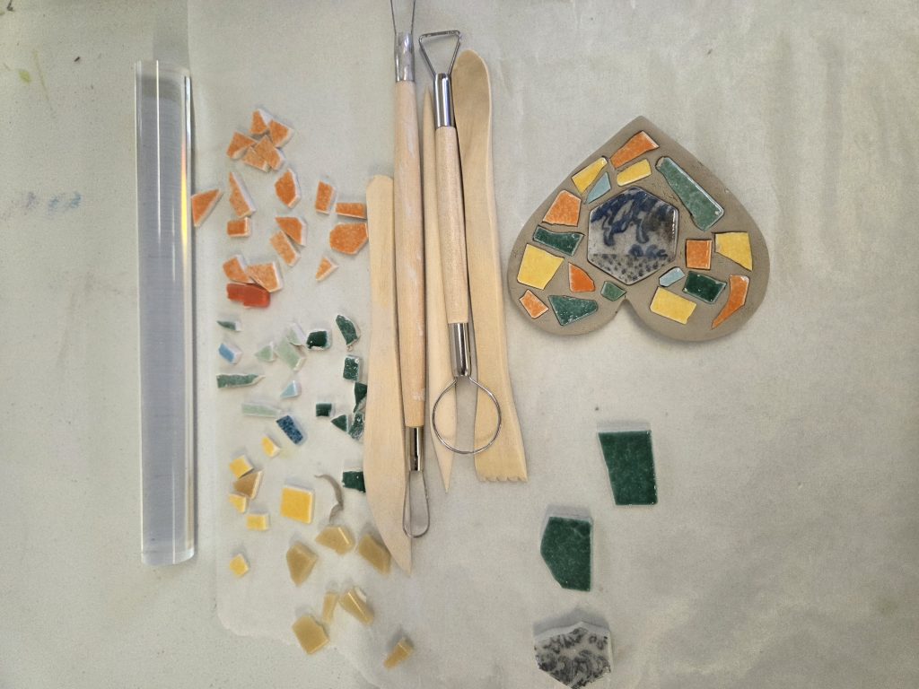 Atelier modelage : argile auto-durcissante et mosaïque