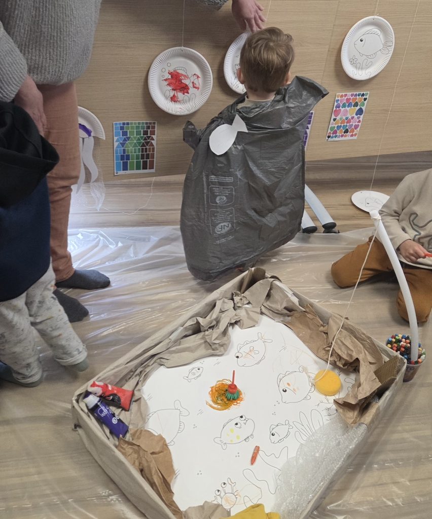 Peinture pour les enfants autour du thème des poissons