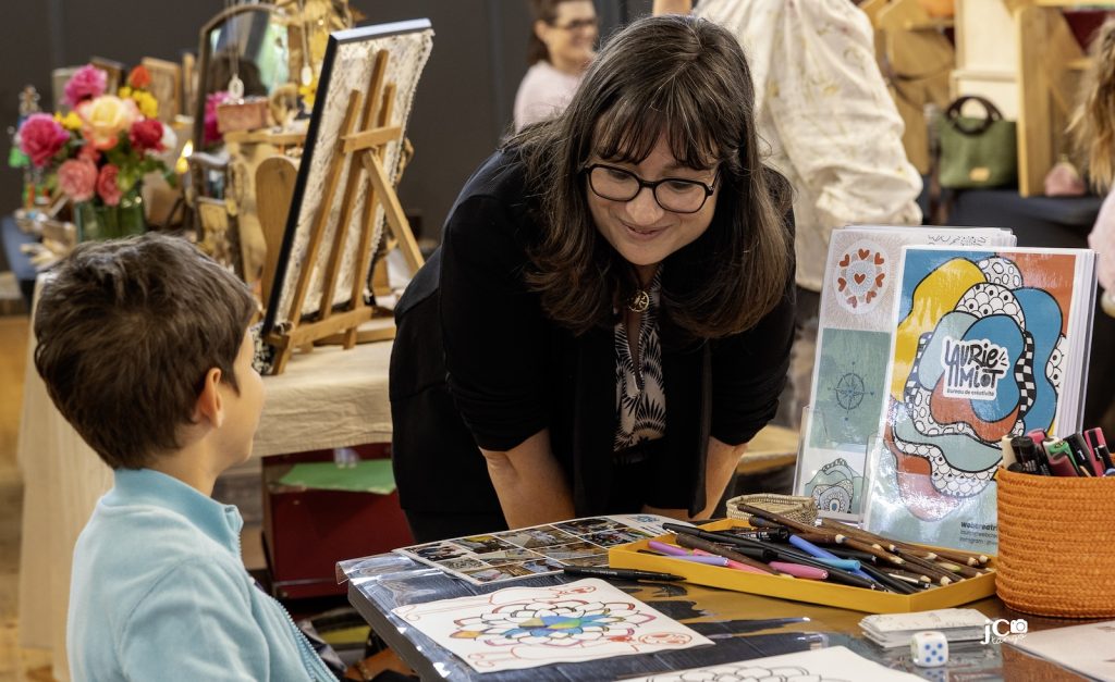 Atelier créatif sur un marché de créateurs, avec des enfants