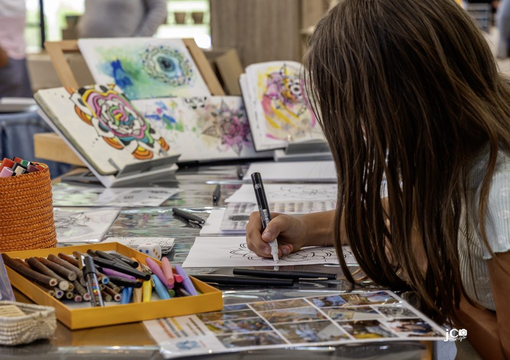 Atelier créatif : en pleine création de zenart dans un marché des créateurs à Linxe, dans les Landes