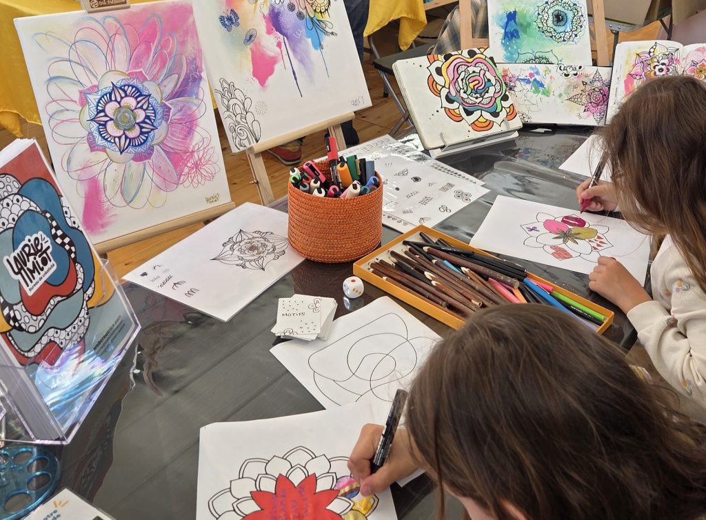 Atelier créatif sur un marché de créateurs, avec des enfants