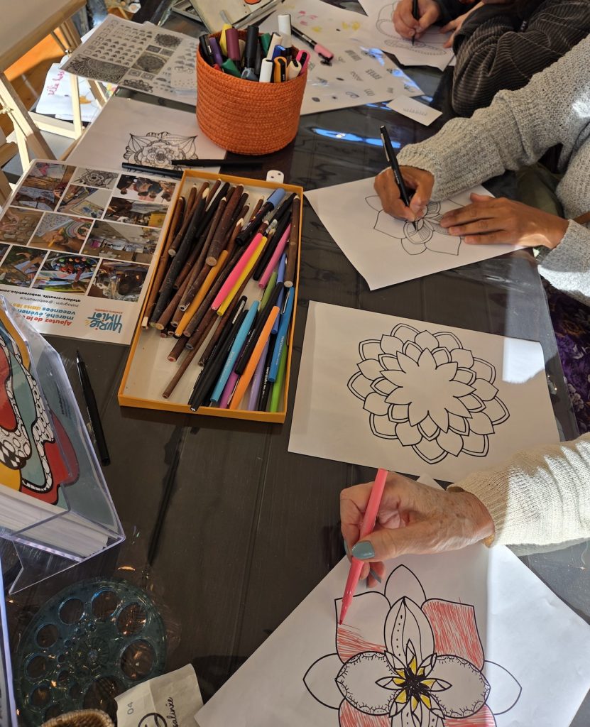 Atelier créatif sur un marché de créateurs, avec des adultes