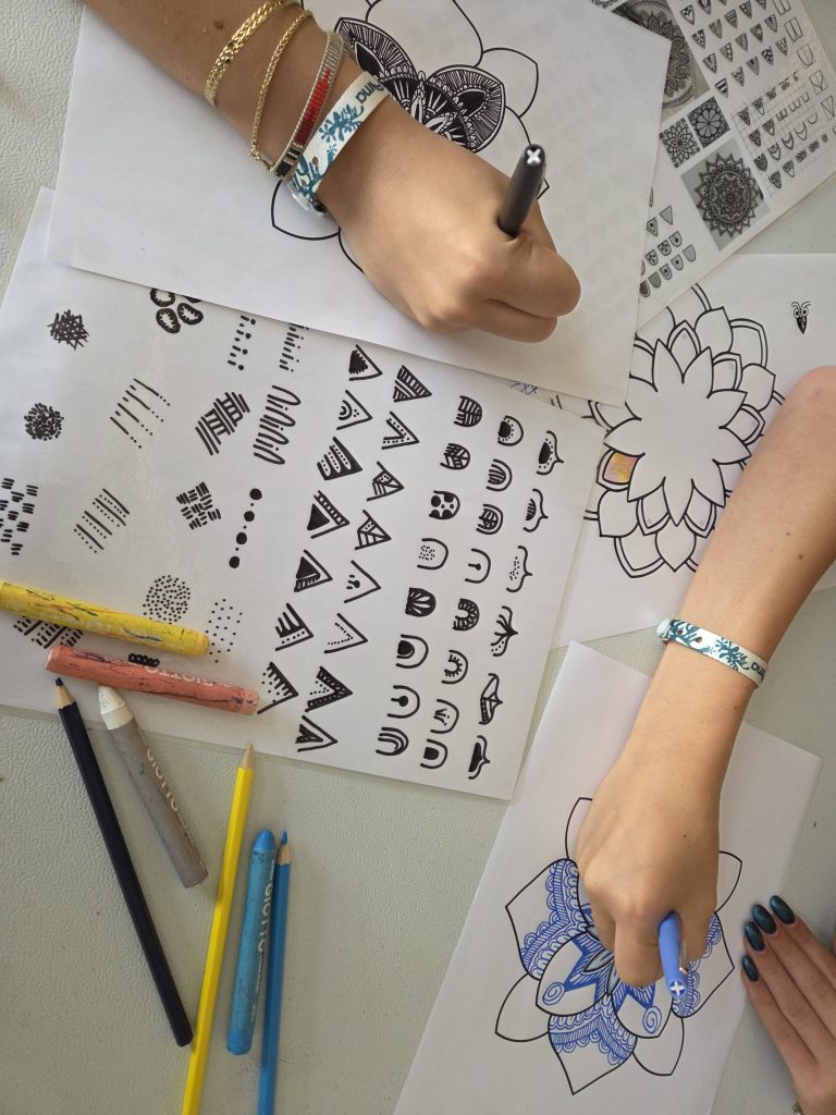 Atelier créatif, dans un camping landais, été 2026