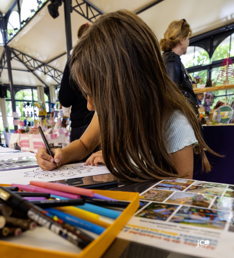Atelier créatif sur un marché de créateurs à Linxe