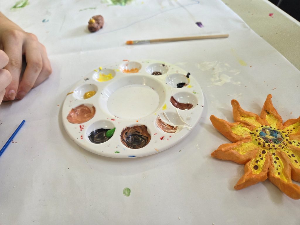 Peinture sur argile, atelier créatif en camping dans les Landes été 2026
