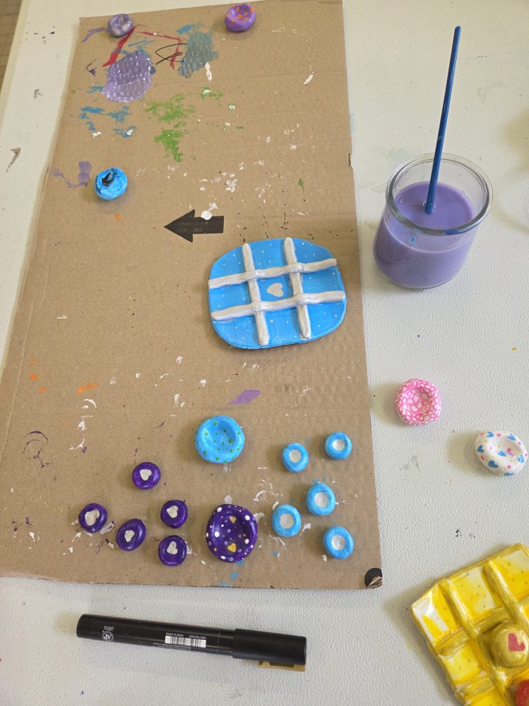 Peinture sur argile en atelier créatif dans un camping landais, été 2026