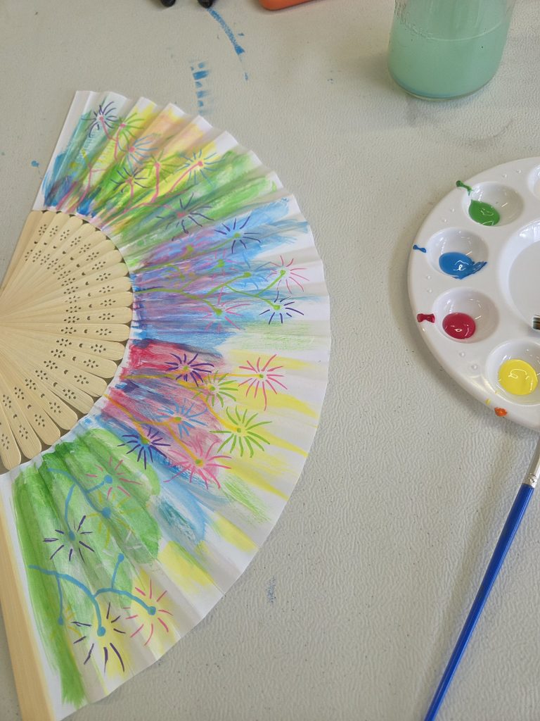 Atelier peinture sur argile, papier et éventail au camping Arnaoutchot dans les Landes à Veille-Saint-Girons 