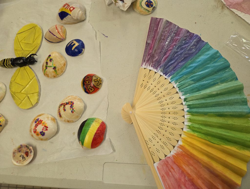 Atelier peinture et customisation d'éventail dans un camping dans les Landes