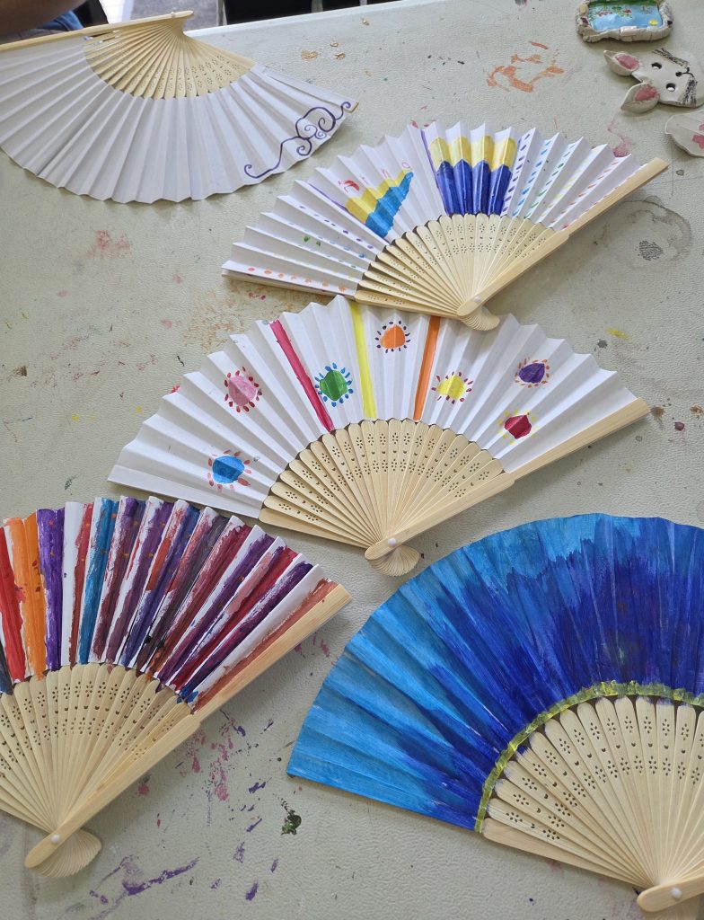 Atelier peinture sur argile, papier et éventail au camping Arnaoutchot de Veille-Saint-Girons 