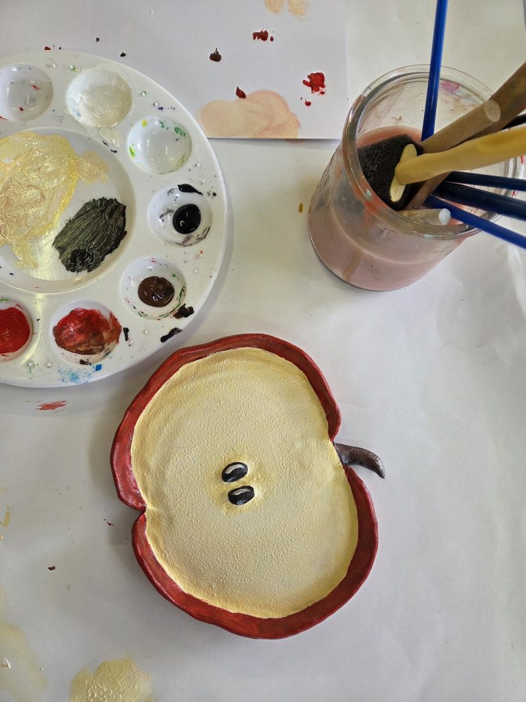 Peinture sur modelage en atelier créatif